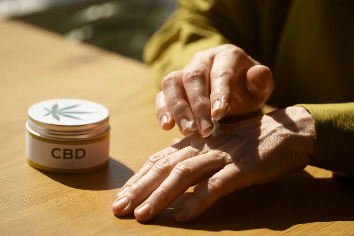 Inicio 21 Mujer poniéndose crema de cbd en las manos